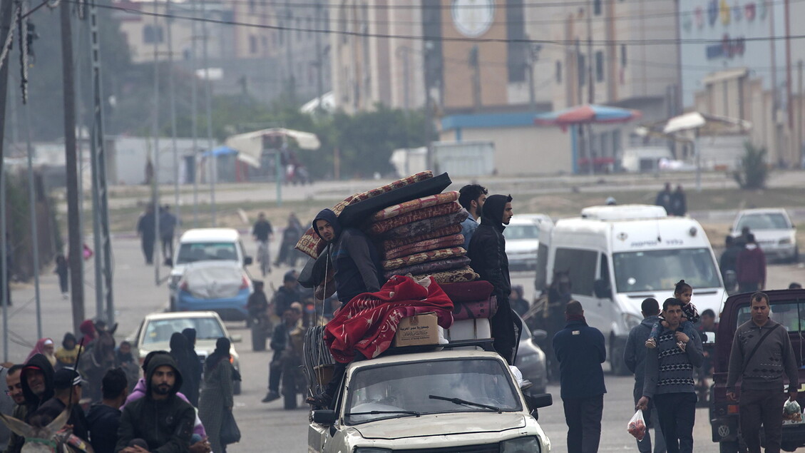 Displaced Palestinians make their way to Rafah after Isralei warnings of increased military operations © ANSA/EPA