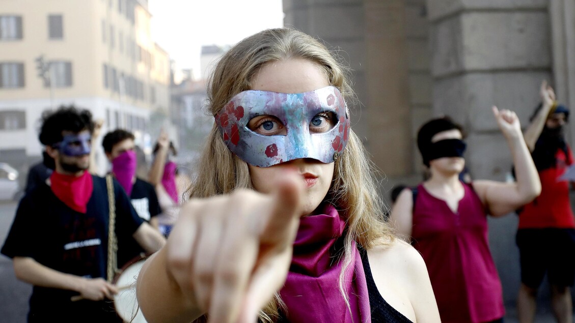 Un flashmob del gruppo Non una di meno a Milano