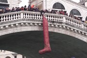 A Venezia le Befane arrivano in barca sul Canal Grande