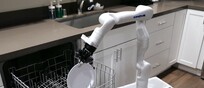 Il robot TidyBot++ carica la lavastoviglie (fonte: Jimmy Wu)