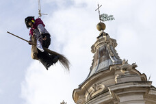 A Piazza Navona il 'volo' della Befana coi vigili del fuoco