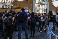 Alcuni studenti fanno il loro ingresso a scuola