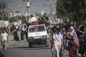 Palestinians evacuating to the southern Gaza Strip (ANSA)