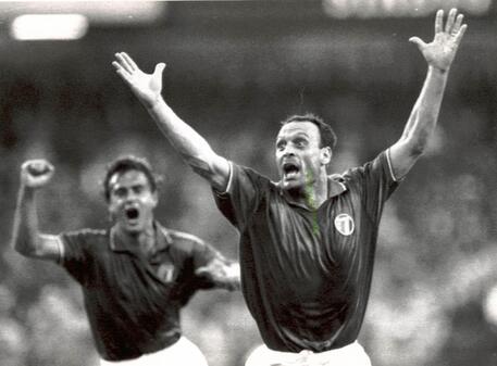 Totò Schillaci con la maglia della Nazionale in campo © ANSA