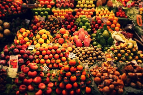 Un banco di frutta al mercato (fonte: Pixabay)