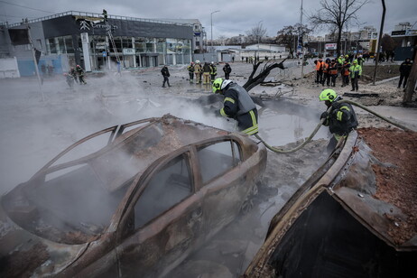 Vigili del Fuoco al lavoro a Kiev, 2 Gennaio 2024