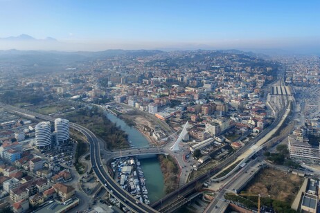 veduta aerea di Pescara con Gran Sasso sullo sfondo