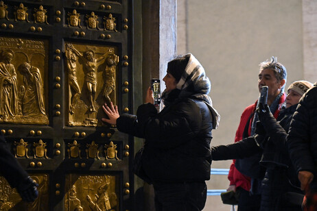 Giubileo: gruppi di pellegrini attraversano la Porta Santa