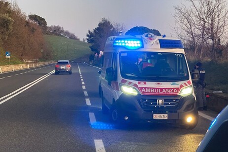 Malore alla guida, evita le altre auto e muore