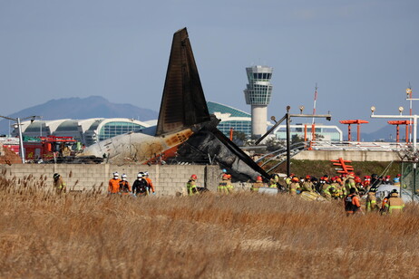 At least 28 people dead after passenger aircraft crashes at Muan airport