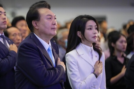 South Korean President Yoon Suk Yeol (L) and his wife Kim Keon Hee (R)