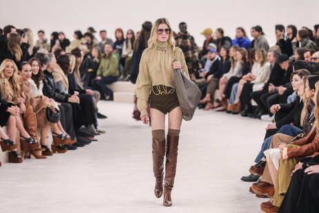 Chloe - Runway - Paris Women's Fashion Week Fall/Winter 2024/2025