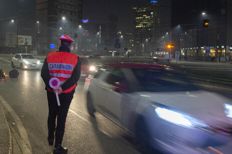 Un carabiniere in strada (archivio)