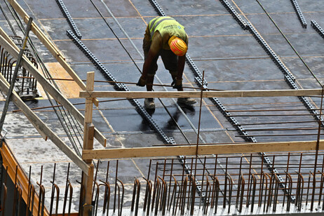 Un operaio al lavoro in un cantiere (archivio)