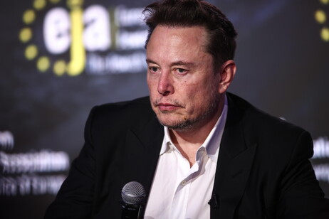 La Commissione Ue: "Elon Musk assicuri che l'uso di X non sia improprio durante le elezioni"