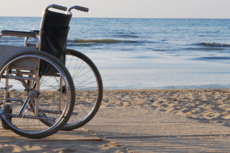 A Fiumicino la prima spiaggia libera accessibile a disabili