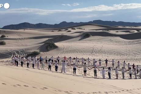 Messico, lezione di yoga sulle dune di sabbia del deserto di Samalayuca