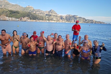 Tuffi in mare questa mattina nel Lido Giardini Naxos e Taormina