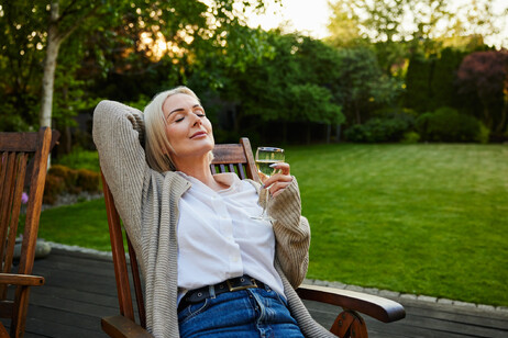 Una donna matura si gode il pomeriggio in terrazza foto iStock.