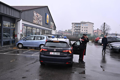 ++ Accoltellata nel parcheggio di un supermarket, è grave ++