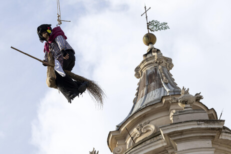 A Piazza Navona il 'volo' della Befana coi vigili del fuoco