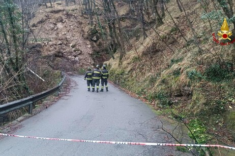 Frana lungo la strada comunale di Marsiglia (Davagna) nell'entroterra di Genova