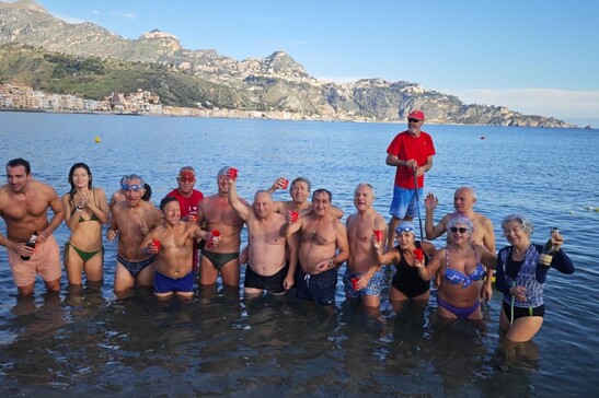 Tuffi in mare questa mattina nel Lido Giardini Naxos e Taormina