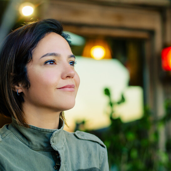 Ritratto di donna con emozioni positive foto iStock.