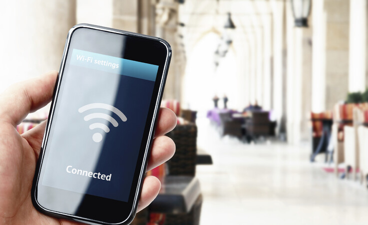 È sicuro utilizzare le reti aperte Wi-Fi in vacanza? © Ansa