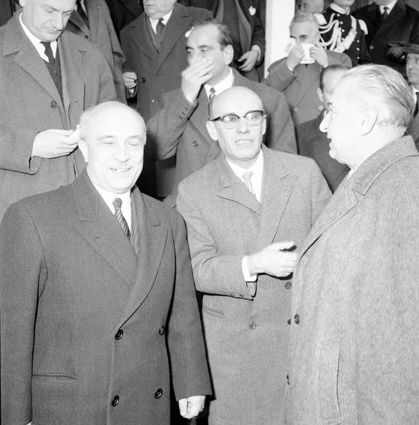 Inaugurazione del tratto appenninico dell'Autostrada del Sole. Il presidente del Consiglio Amintore Fanfani, al centro, e - alla sua sinistra - il ministro dei Lavori Pubblici Benigno Zaccagnini, 1 dicembre 1960. ANSA