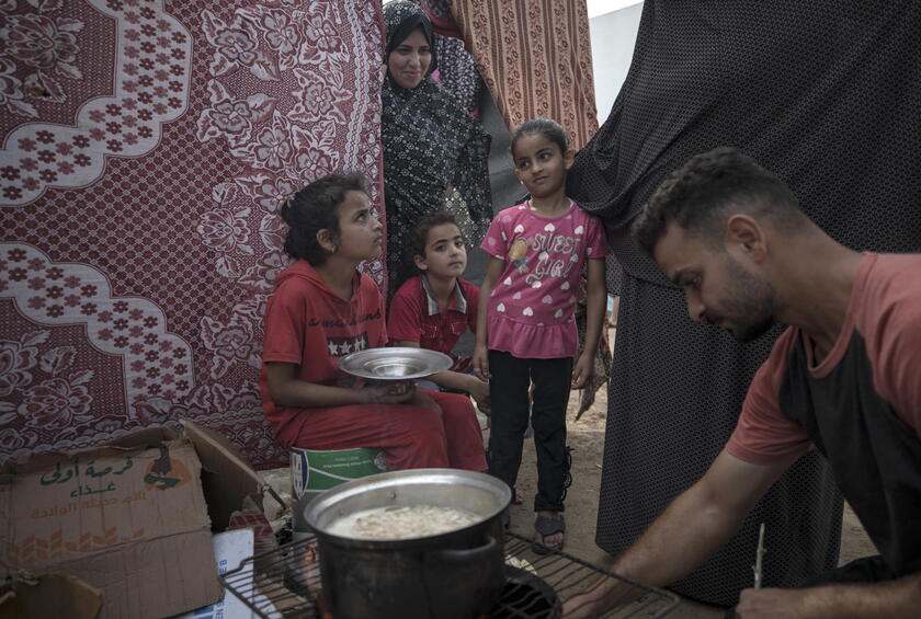 Displaced Palestinians take refuge in tent complex in Khan Yunis © ANSA/EPA