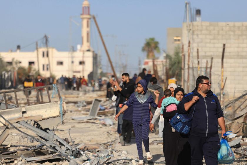 Palestinesi in fuga dal nord della Striscia di Gaza lungo l 'arteria Sallah-a-Din verso sud © ANSA/AFP