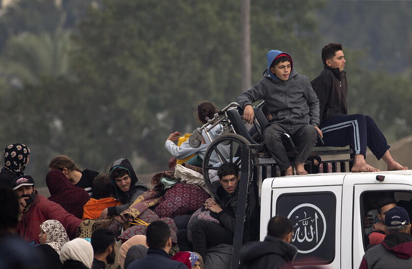 Displaced Palestinians make their way to Rafah after Isralei warnings of increased military operations © ANSA/EPA