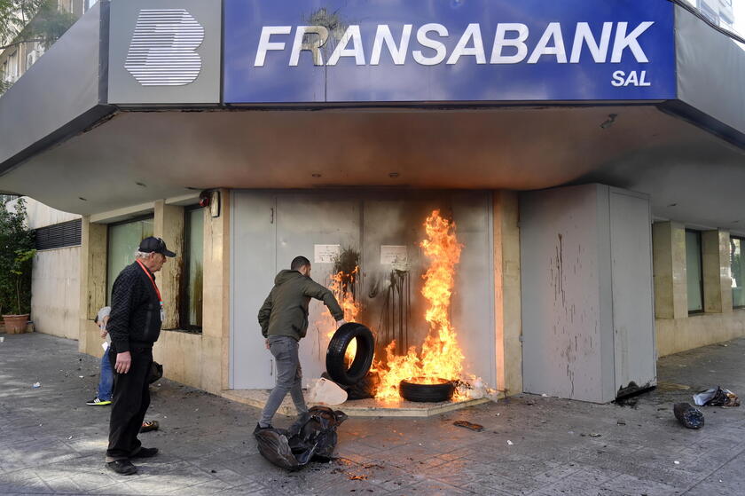 Protest by Lebanese bank depositors in Beirut © ANSA/EPA