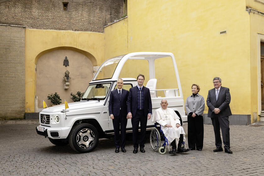 E’ Mercedes la prima 'papamobile' elettrica