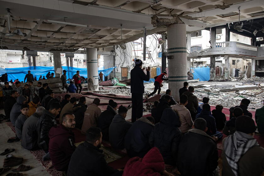 Palestinians perform Friday prayers in the ruins of Al-Huda Mosque © ANSA/EPA