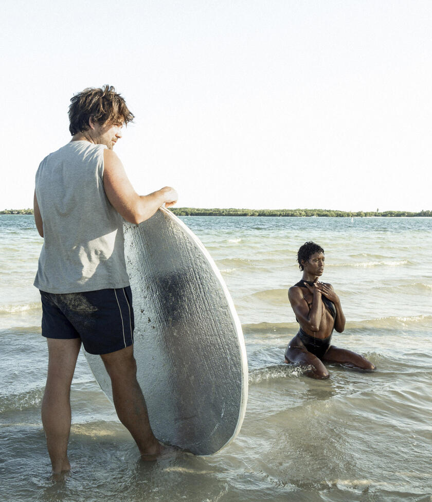 The Cal 2025 di Ethan James Green, foto backstage Alessandro Scotti. Jodie Turner-Smith