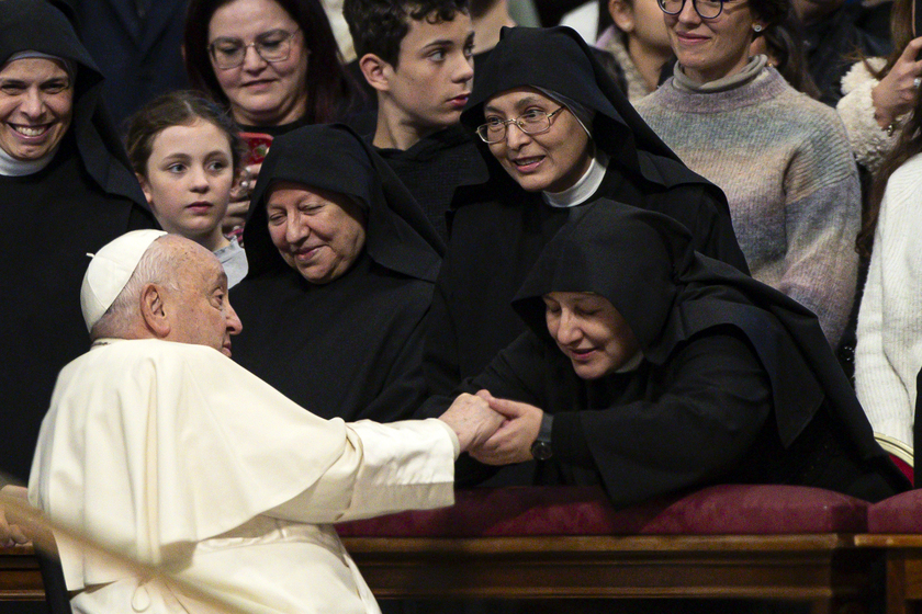 Il Papa nella basilica di San Pietro per la messa dell'Epifania