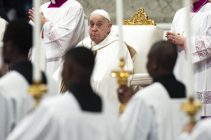 Il Papa nella basilica di San Pietro per la messa dell'Epifania