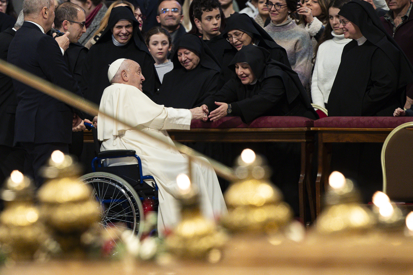 Il Papa nella basilica di San Pietro per la messa dell'Epifania