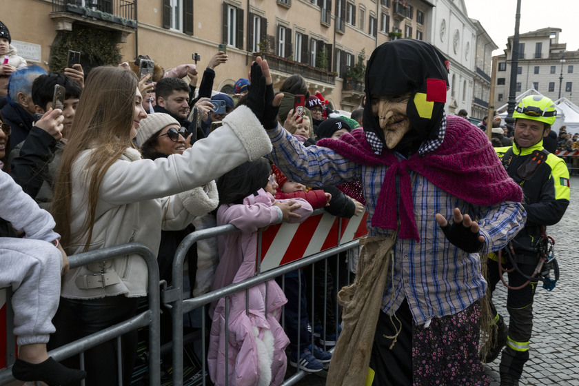 A Piazza Navona il 'volo' della Befana coi vigili del fuoco