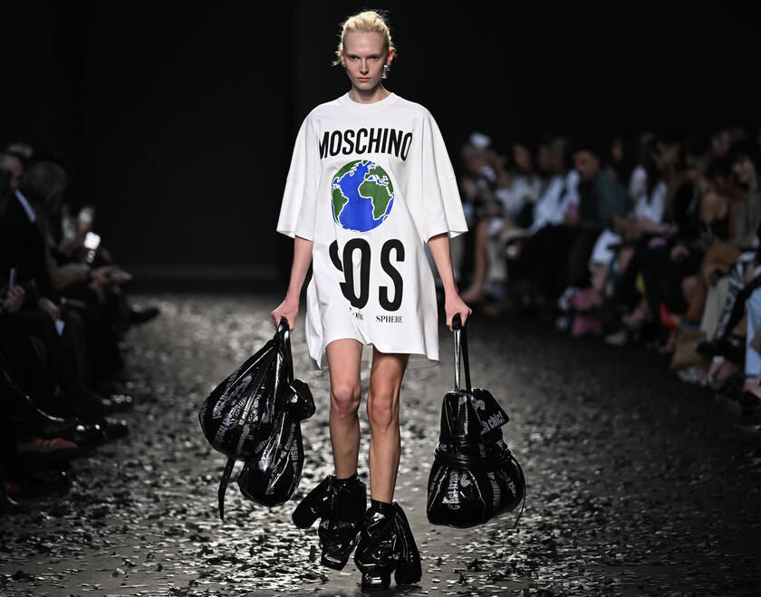 Moschino sovversivo, il sartoriale scomposto ed esposto