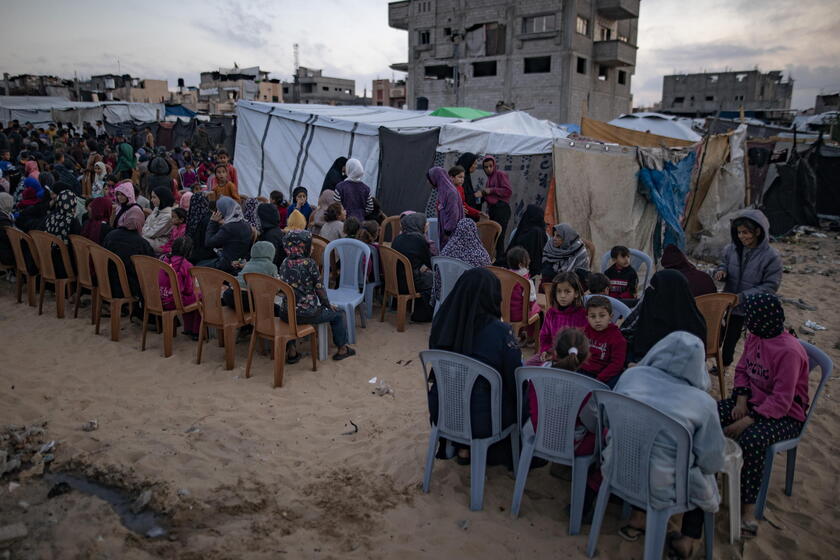 Palestinians in Khan Younis gather to break fast on Ramadan's fourth day