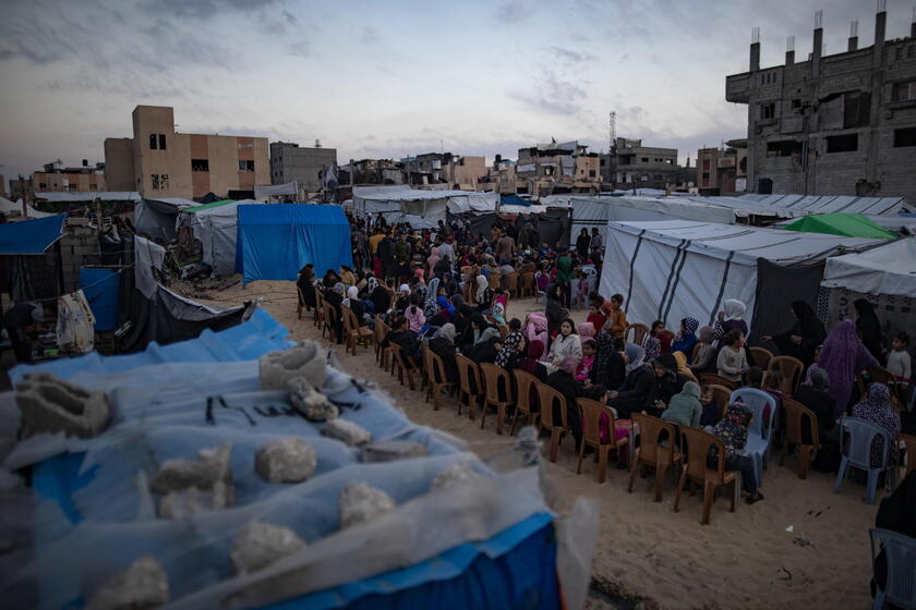 Palestinians in Khan Younis gather to break fast on Ramadan's fourth day