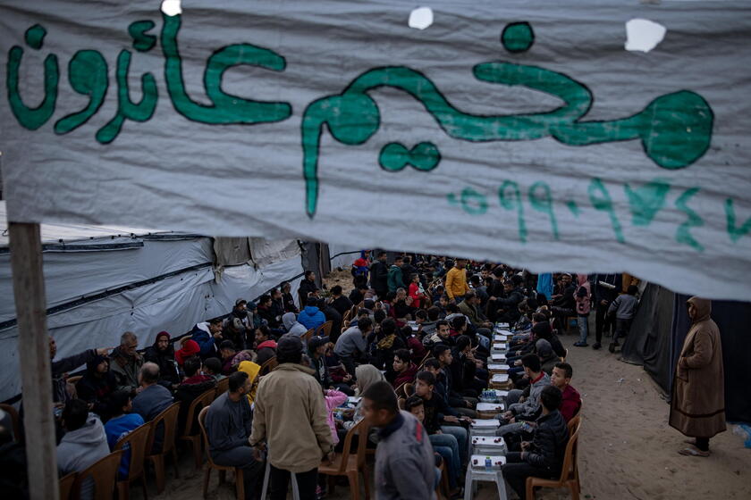 Palestinians in Khan Younis gather to break fast on Ramadan's fourth day