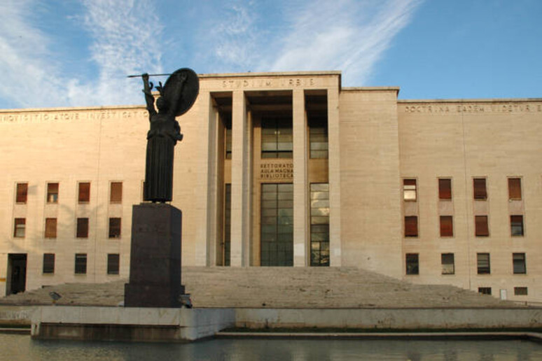 La statua della Minerva e il rettorato dell 'università di Roma La Sapienza - RIPRODUZIONE RISERVATA