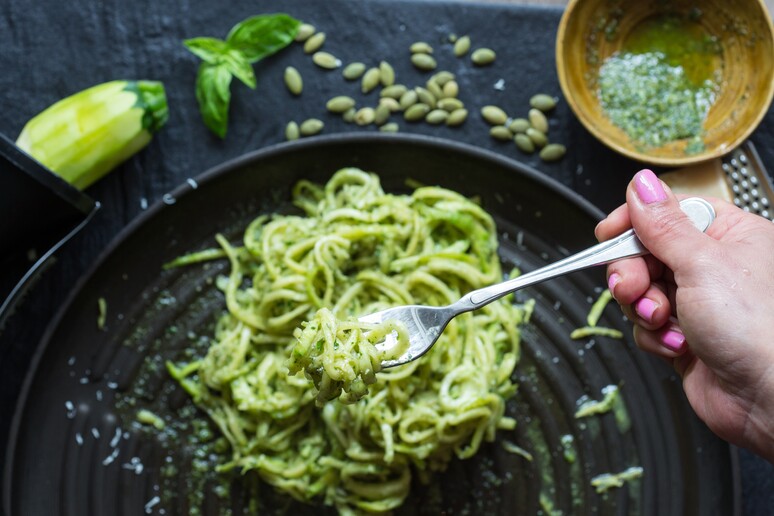 Pasta con le zucchine foto iStock. - RIPRODUZIONE RISERVATA