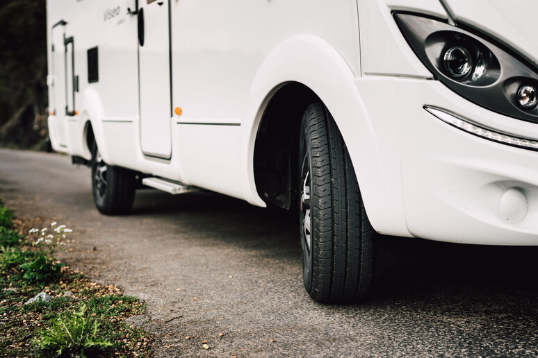 Camper, attenzione agli pneumatici prima di partire - RIPRODUZIONE RISERVATA