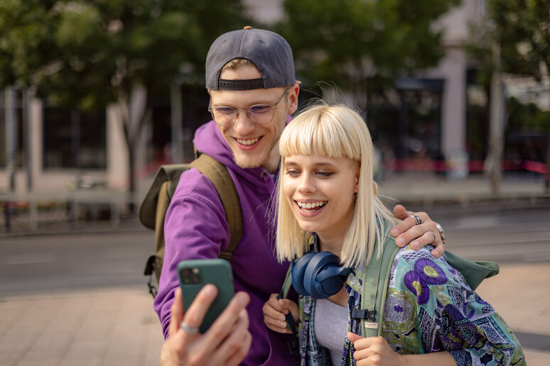 Un ragazzo e una ragazza di circa 20 anni foto iStock. - RIPRODUZIONE RISERVATA