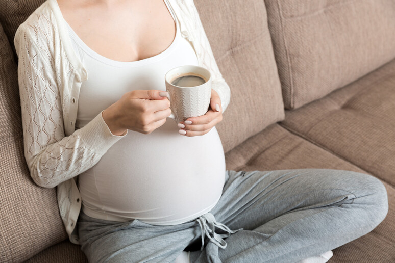 Una donna in gravidanza beve una tazza di caffè. Attestazione: Mykola Sosiukin - iStock - RIPRODUZIONE RISERVATA